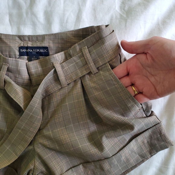 Banana Republic Paper Bag Shorts - Size 2 - Picture 3 of 5